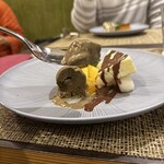 オステリア・マンジャベーネ - チョコレートのソースとほうじ茶のジェラート添え