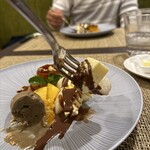 オステリア・マンジャベーネ - チョコレートのソースとほうじ茶のジェラート添え