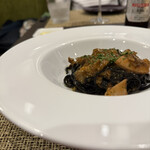 オステリア・マンジャベーネ - 自家製イカ墨のタリオリーニ 針イカとキノコのソース