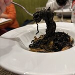 オステリア・マンジャベーネ - 自家製イカ墨のタリオリーニ 針イカとキノコのソース