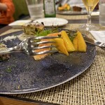 オステリア・マンジャベーネ - サーモンのマリネと柿のサラダ仕立て オレンジ風味