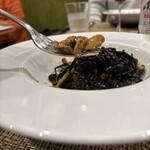 オステリア・マンジャベーネ - 自家製イカ墨のタリオリーニ 針イカとキノコのソース