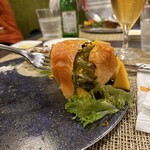 オステリア・マンジャベーネ - サーモンのマリネと柿のサラダ仕立て オレンジ風味