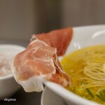 黄金の塩らぁ麺 ドゥエ イタリアン - 