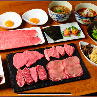 自慢のお肉豪華10品を楽しめる飲み放題付きコース！