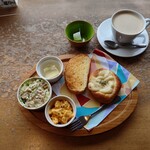 カフェ カリス - 料理写真:店員さんが何かを察したのか
「当店の人気のパンはポテトパンです」
と話されたので

●ホットコーヒー（ポテトパンモーニング）450円

を注文してみた