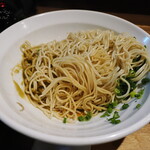 NIBOSHI MANIA - 牡蠣の和え玉の麺とその下の油ダレ