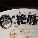 NIBOSHI MANIA - どんぶりのマーク。面や 絶豚（ゼットン）とは青森の煮干しラーメン店。提携しているんでしょうね