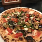 ダコージ - 秋刀魚と茄子(トマトソース・バジルソース・モッツァレラ・秋刀魚・茄子・トマト)