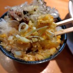 麺家 たけ田 - 肉玉子めし一口