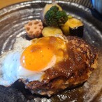 鉄板料理 かめだ - ①鉄板焼きハンバーグ、半熟目玉焼き載せ、焼き野菜(ブロッコリー&茄子&馬鈴薯&薩摩芋&蓮根)添え
            豚100%か合挽きとしても豚肉の比率が高そう
            自家製の手捏ねでフワフワ&ジューシー、しかも脂が軽い
