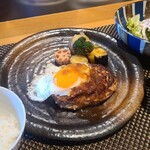 鉄板料理 かめだ - 鉄板焼きハンバーグランチ
            ①鉄板焼きハンバーグ、半熟目玉焼き載せ、焼き野菜添え②野菜サラダ③白ご飯④榎茸&豆腐入りお味噌汁⑤お漬け物⑥チョコチップ入りキャラメルアイス