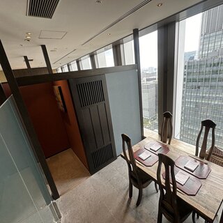 窓側テーブル半個室(席料有):4名まで。
                                          記念日から接待まで幅広くご利用下さい