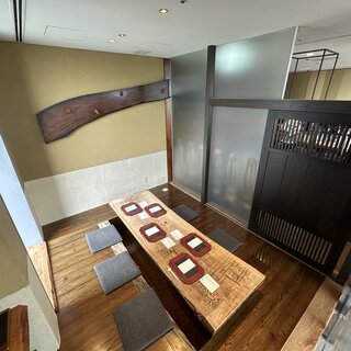 掘りごたつ式 窓側半個室(席料有):4名〜8名。
                                          両家顔合わせや会食などに最適。