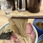 麺処 有彩 - 箸上げ初挑戦！笑　昆布水が絡みます。