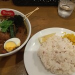 スープカレー スアゲ2 - 11月のマンスリーカレー 豚ホルモン唐揚げカレー。 アチャール付きで1680円。