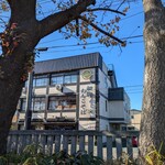 初駒 - 駐車場から店舗を撮影。