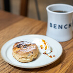 ベンチ コーヒー - 料理写真:チョコレートアーモンドスコーン