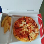 ドミノピザ - 料理写真:★★BENTO 850円 直径15cm 程度の小さなピザにポテトがついてこの値段は CP 悪すぎ！味はそこそこ美味しいのに残念！