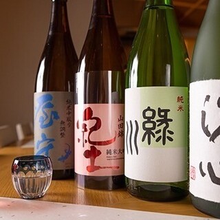 ソムリエが選ぶワインや季節の日本酒を、自慢の天ぷらと贅沢に