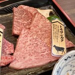 炭火焼肉くらた - 信州プレミアム牛肉盛り合わせ150g(¥2,450) トモサンカク