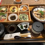 魚マルシェ 二号店 - 色々なおかずがあるし、ご飯おかわり自由なので、男性でもお腹いっぱいになれます。今回のメインはシャケのキノコあんかけで、白ごはんにピッタリです。