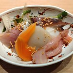 すしやのたい悟 - 鯖。赤貝、紐、青柳、帆立貝、酢の物の盛り合わせ