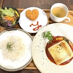 オサカナ喫茶イエローテイル - とろ〜り炙りチーズのジャージー牛と黒毛牛の牛100%ハンバーグ〜自家製トマトソース〜