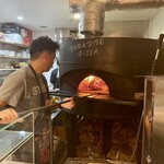 パラダイス ピザ - 薪窯に我が家のピザが投入される！
