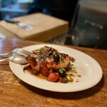 パラダイス ピザ - イカの窯焼き　薪窯で焼かれたイカとソースが堪らんヤツ