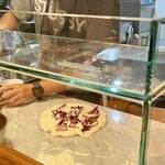 パラダイス ピザ - カウンター席の醍醐味、イトウ氏のピザLive！