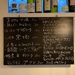 パラダイス ピザ - 本日の黒板メニュー　相棒は既に定番のグランドメニューは見もせず笑、この黒板を撮影し席でオーダーを熟考することからスタート