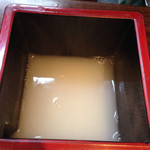 天庵 - 〆のそば湯。かき混ぜ棒で混ぜてから頂きます。 2014.05