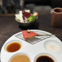 串揚げキッチン だん EKIZO神戸三宮店 - 1本目　マグロ寿司揚げ、葉大蒜のぬた＆微塵切り落居載せ　シグネチャーメニュー