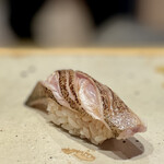 すしやのたい悟 - 酢〆魳炙り。軽く酢で〆た魳、皮目をしっかり炙ることで旨みが引き出されシャリとのマリアージュも素晴らしい一貫！友人も大絶賛でした。