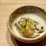 すしやのたい悟 - 三陸牡蠣のおろし。小ぶりながらも濃厚な旨みのパンチがハンパない！さっぱりおろしも合います♬.*ﾟ