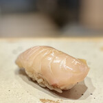 すしやのたい悟 - 鰆。むっちり肉厚な身、食感風味ともに最高。シャリの美味さも引き立ちます。