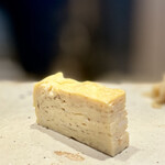 すしやのたい悟 - 玉子。たい悟オリジナル厚焼き玉子を切り分けて。甘さ控えめです。