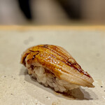 すしやのたい悟 - 穴子。温かく柔らかな食感。甘さ控えめのツメも嬉しい♡