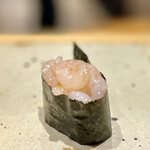 すしやのたい悟 - 甘海老の昆布〆。小さめなので軍艦にしました、と大将よりご説明あり。小さくても海老の旨みが濃厚でプリプリ食感がたまらない…。そして海苔も相変わらず美味しいなぁ♡