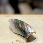 すしやのたい悟 - 小肌。程よい〆加減、優しい酸味が嬉しい♡初っ端から幸せになれる一貫です。