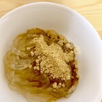 松木寒天産業株式会社 - 生寒天に黒みつ、きなこをかけて。