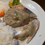 キッチン ブルー グローブ - ムロ鯵は横にカット