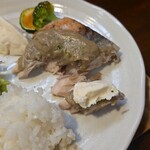 キッチン ブルー グローブ - ポテサラを乗せて