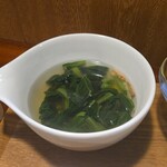 キッチン ブルー グローブ - ほうれん草スープのアップ