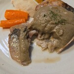 キッチン ブルー グローブ - ムロ鯵をカット