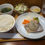 キッチン ブルー グローブ - ムロ鯵ポワレ　牛蒡とホースラディッシュのソース