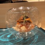 札幌 鮨 よこ田 - 根室のバフン雲丹、噴火湾の毛蟹、釧路のイクラ、イタリアのキャビア、金粉が硝子の器