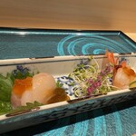 札幌 鮨 よこ田 - 下関ふぐ、北海道ボタン海老を醤油ジュレで　　真ん中のがはなほじそ