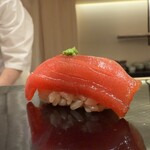 札幌 鮨 よこ田 - 鮪赤身漬け　　生姜とネギの薬味を添えて